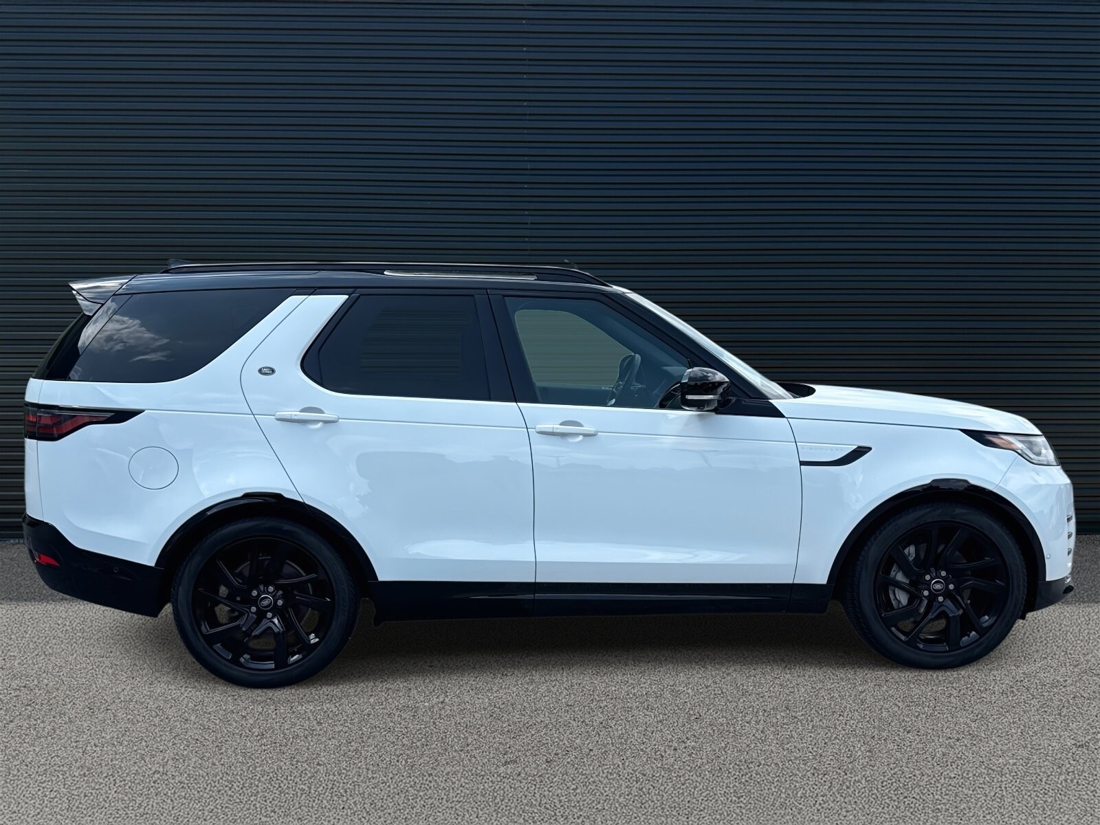 2024 Land Rover Discovery P300 Dynamic SE photo 4