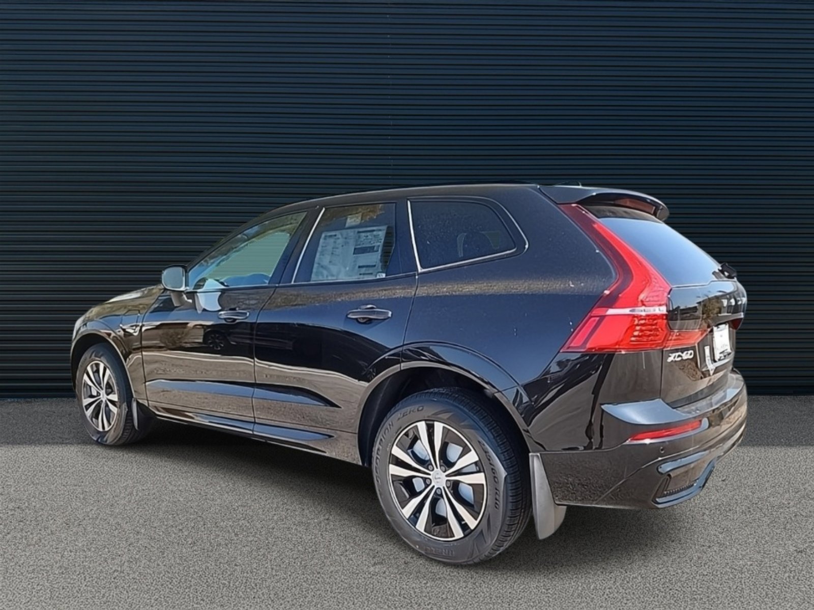 2025 Volvo XC60 Hybrid T8 Core photo 2