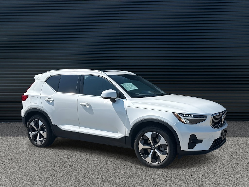 Certified 2025 Volvo XC40 Plus Bright Theme B5 AWD Plus Bright Theme