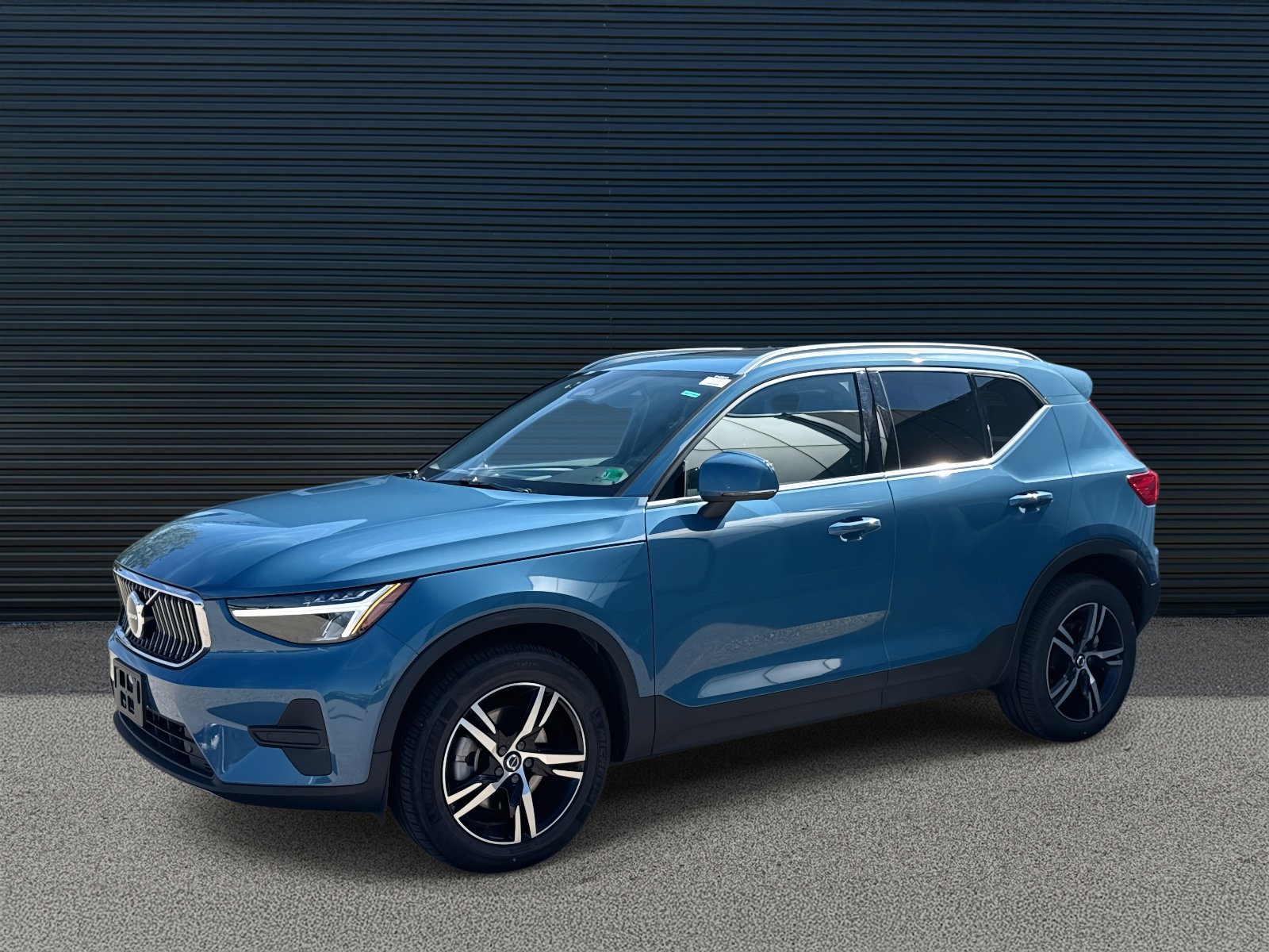 2025 Volvo XC40 B5 AWD Core Bright Theme 