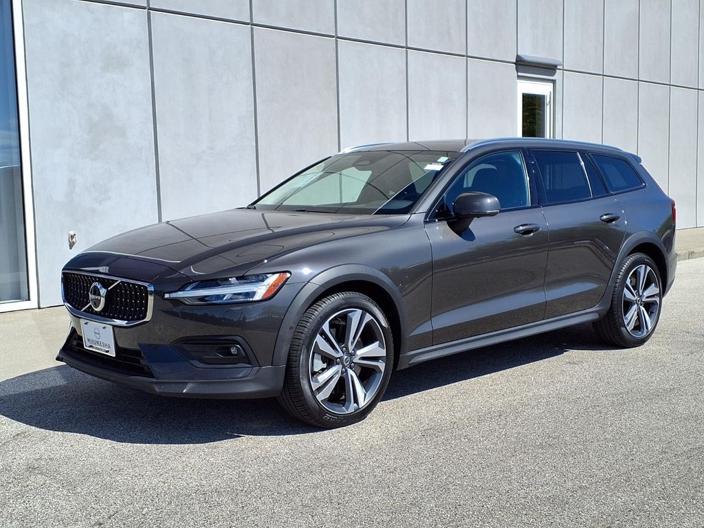 2025 Volvo V60 Cross Country B5 Plus AWD's photo