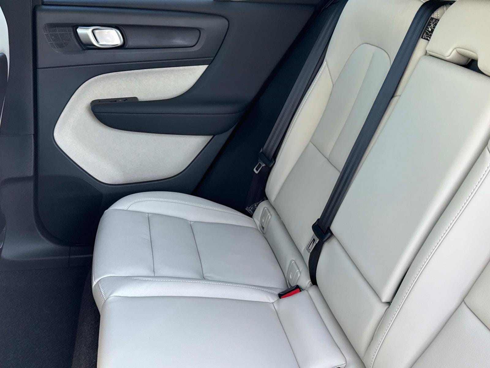2026 Volvo XC40 Ultra - Photo 13
