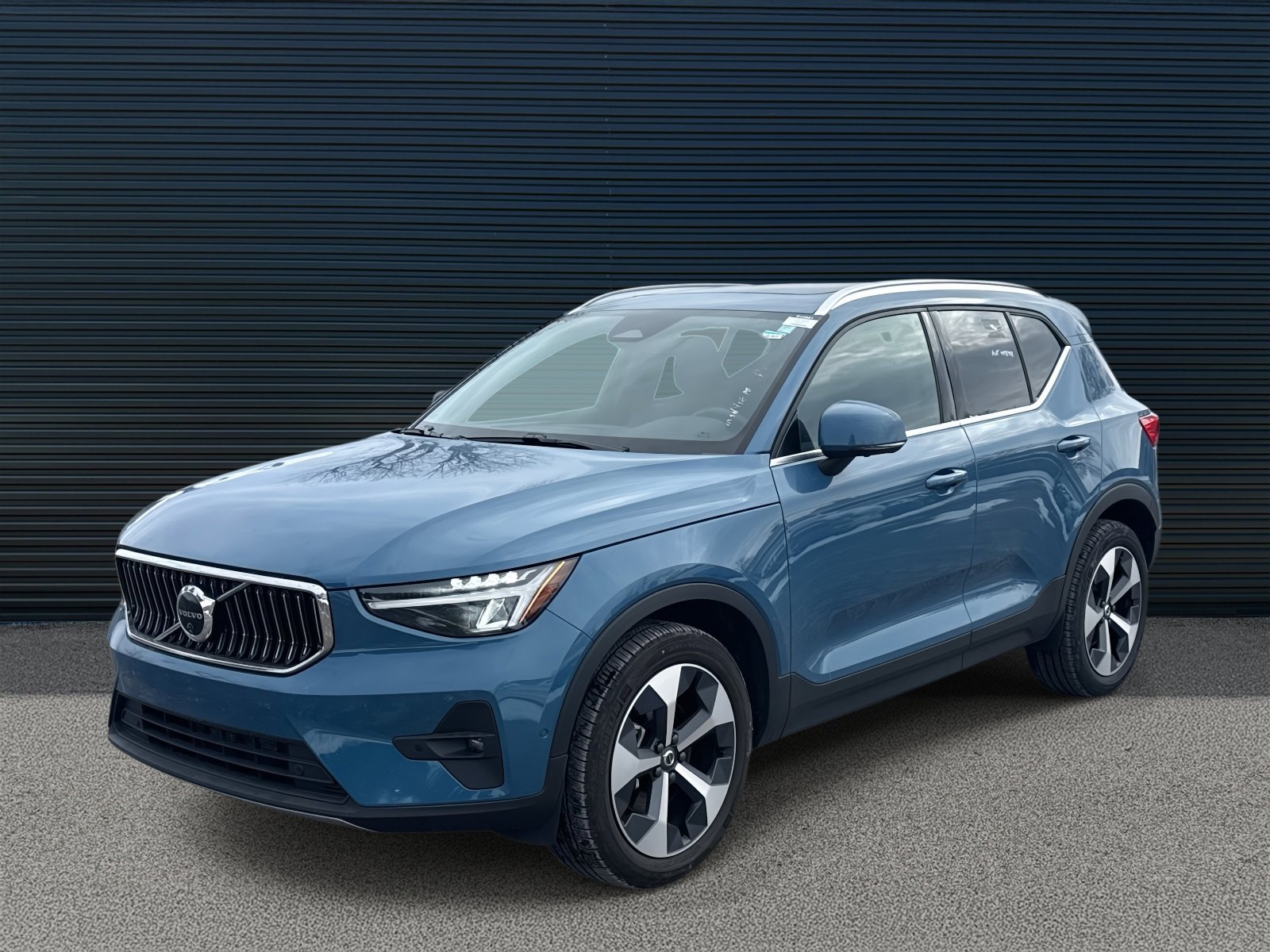2025 Volvo XC40 Plus's photo