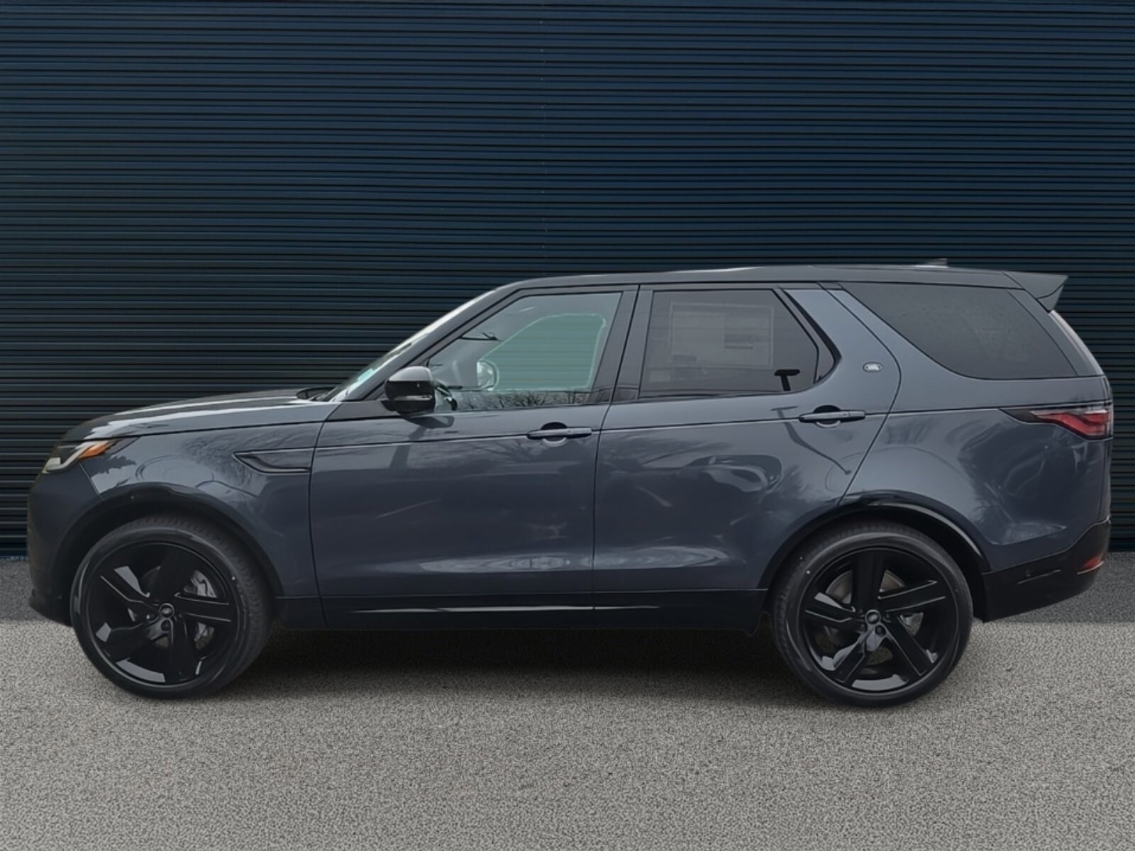 2025 Land Rover Discovery P300 Dynamic SE photo 3