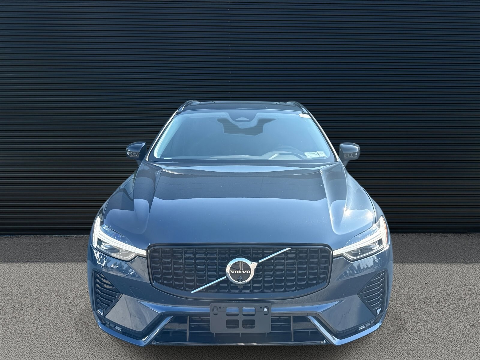 2025 Volvo XC60 B5 Plus photo 2