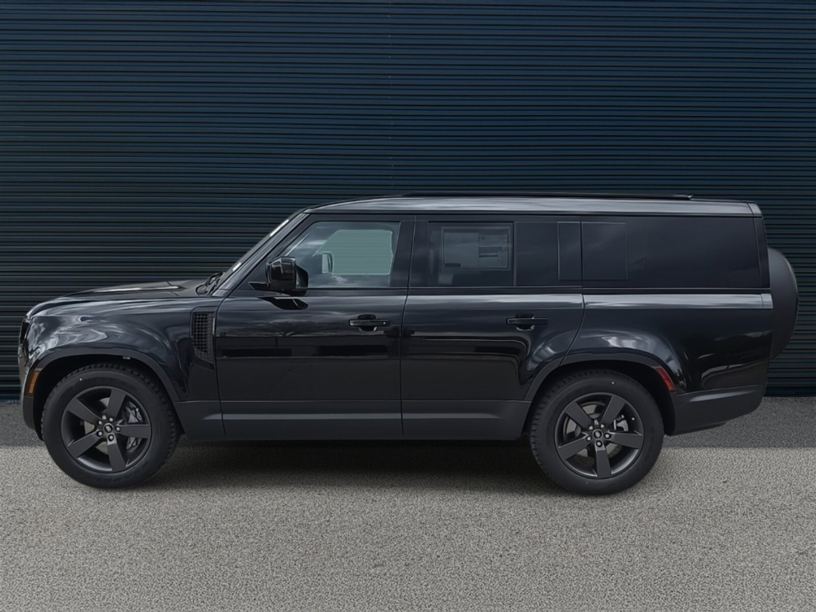 2025 Land Rover Defender S photo 3