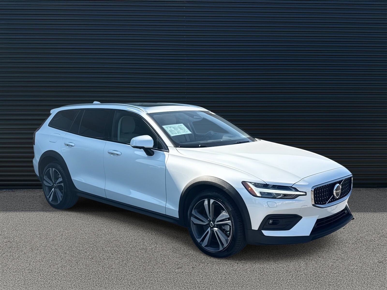 2024 Volvo V60 Cross Country B5 AWD Plus photo 3