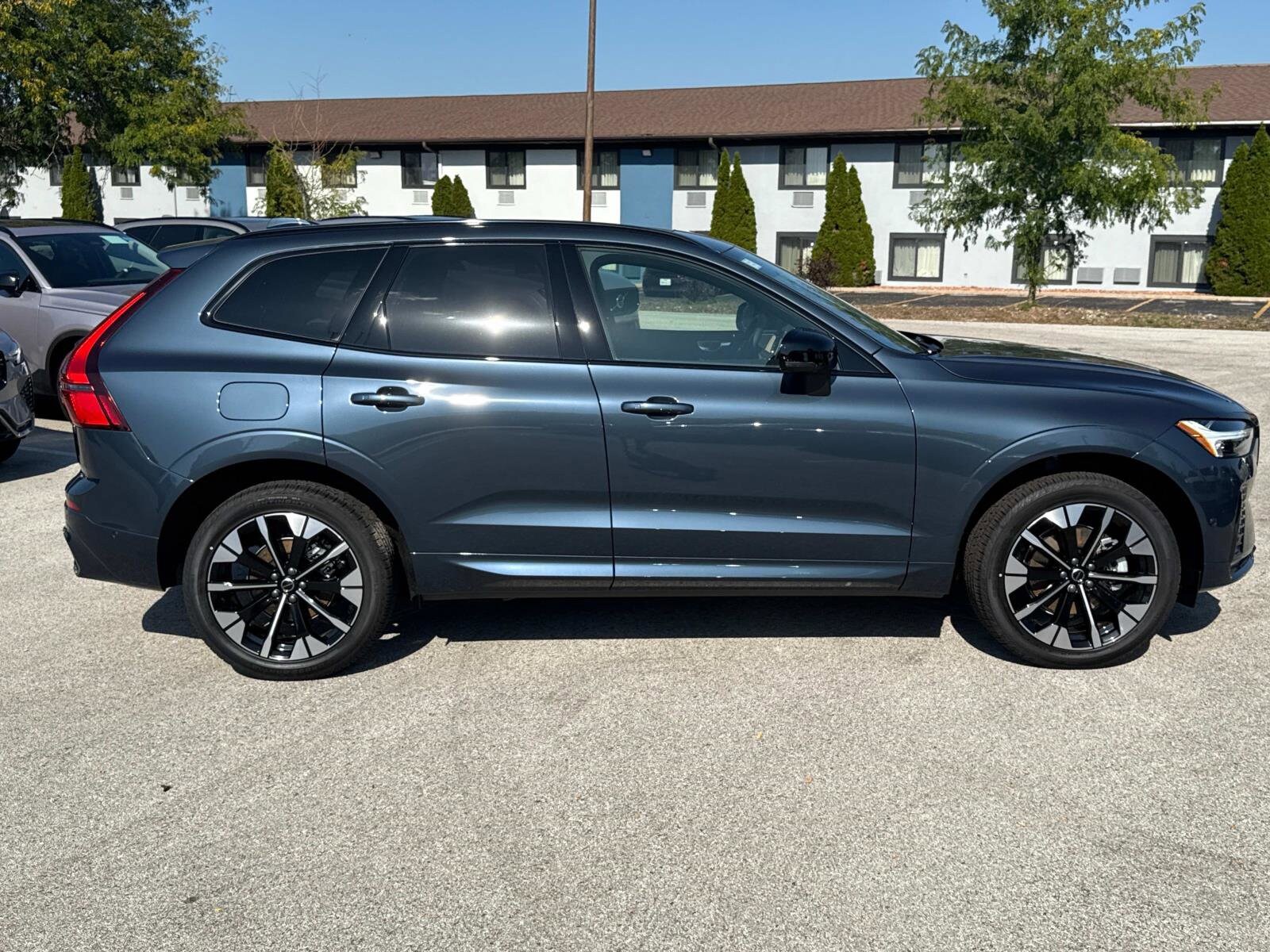 View vehicle photo 4