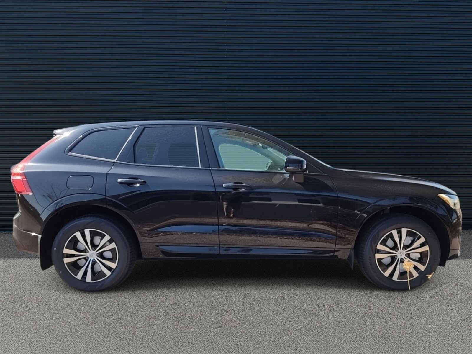 2025 Volvo XC60 Hybrid T8 Core photo 3