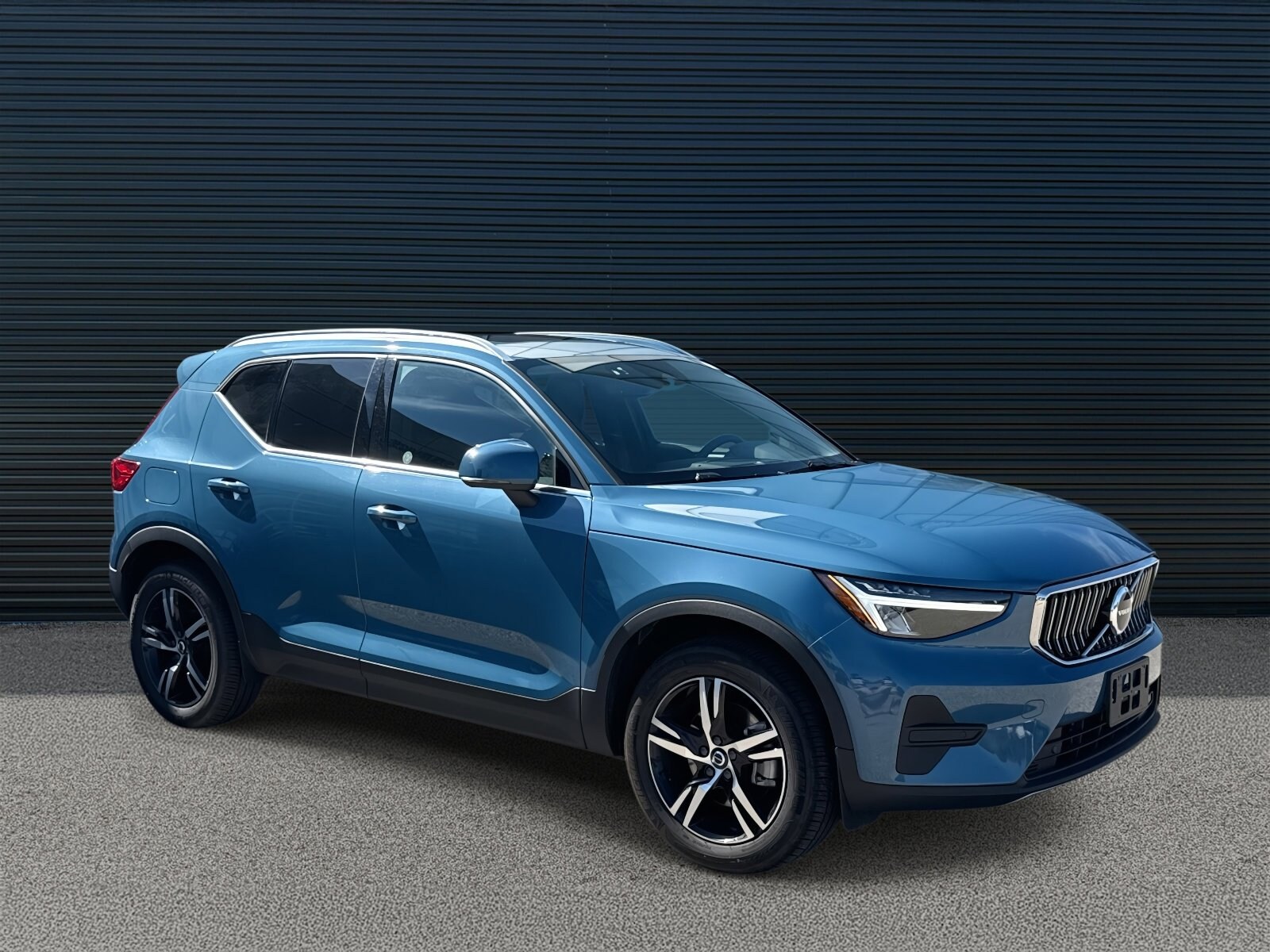 2025 Volvo XC40 AWD Core photo 3