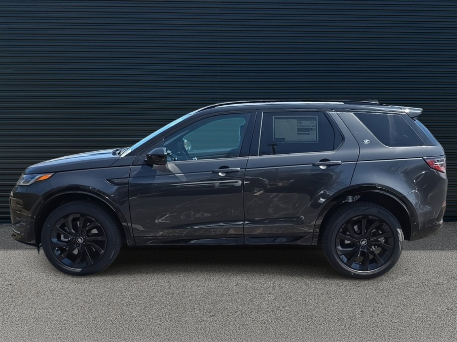 2025 Land Rover Discovery Sport Dynamic SE photo 3