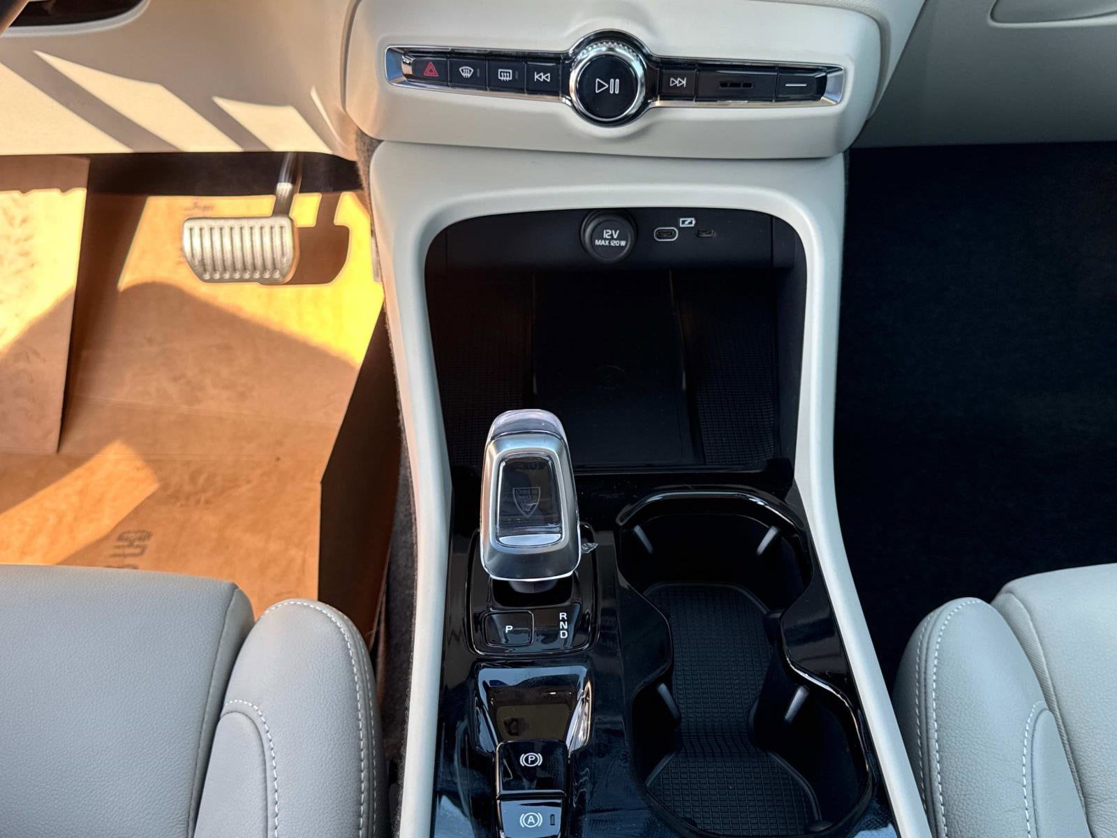 2026 Volvo XC40 Ultra - Photo 24