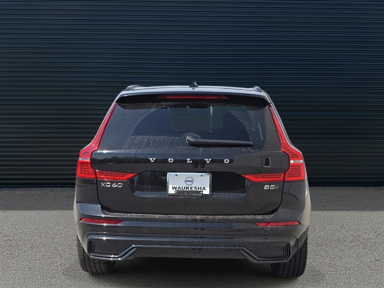 2025 Volvo XC60 B5 photo 4