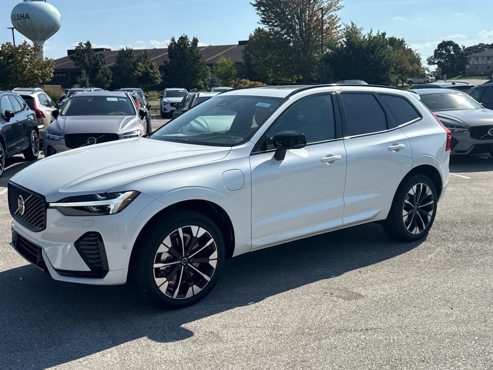 2026 Volvo XC60 Plus's photo