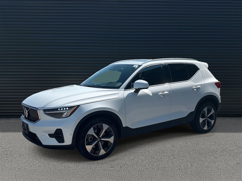 Certified 2025 Volvo XC40 Plus Bright Theme B5 AWD Plus Bright Theme