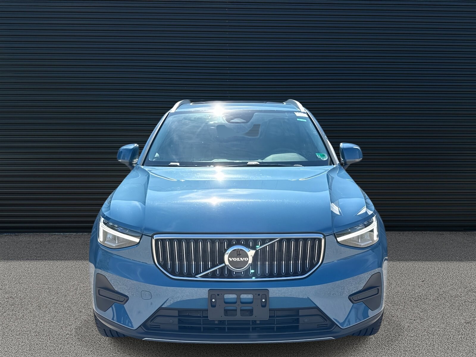 2025 Volvo XC40 AWD Core photo 2