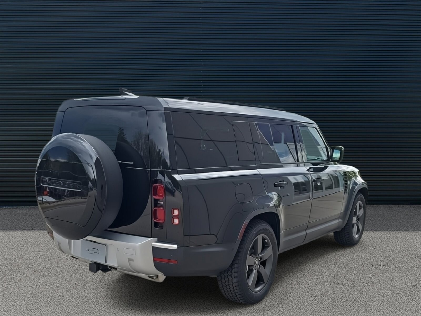 2025 Land Rover Defender S photo 4
