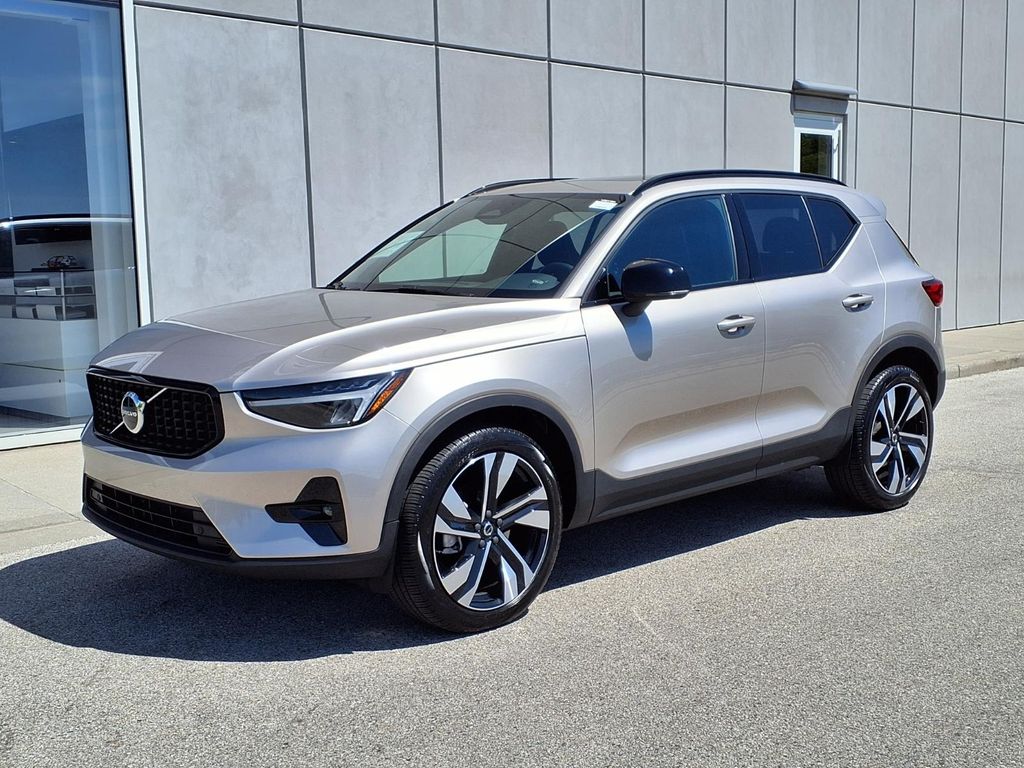 2023 Volvo XC40 B5 Plus Dark AWD's photo