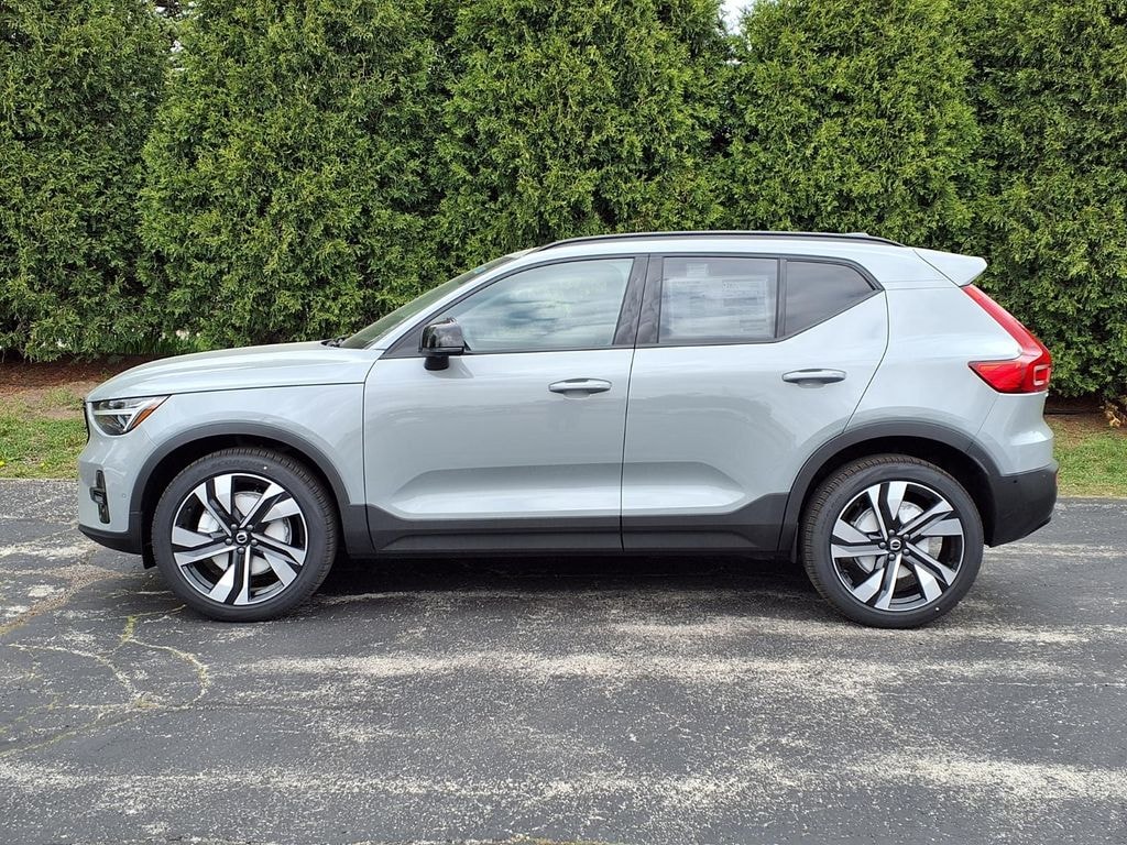 New 2026 Volvo XC40 B5 Plus SUV