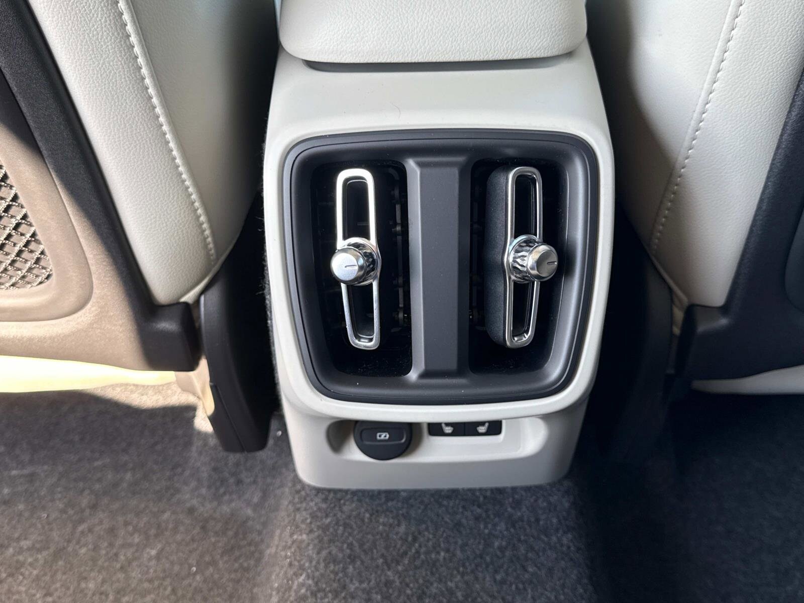 2026 Volvo XC40 Ultra - Photo 15
