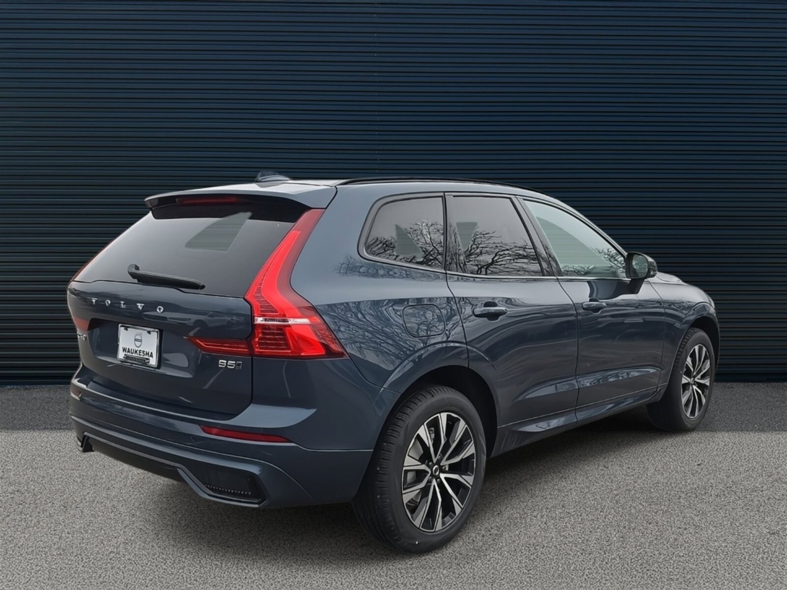2025 Volvo XC60 B5 Core photo 3