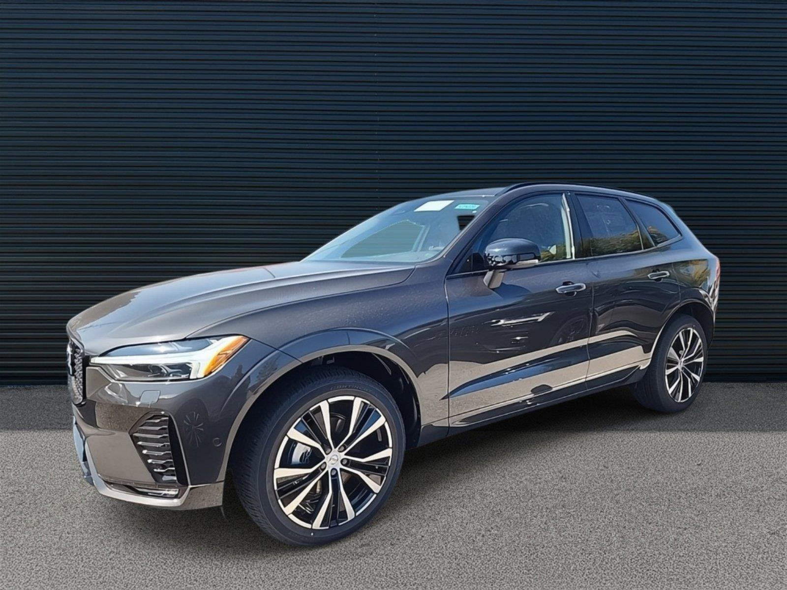 2025 Volvo XC60 Plus's photo