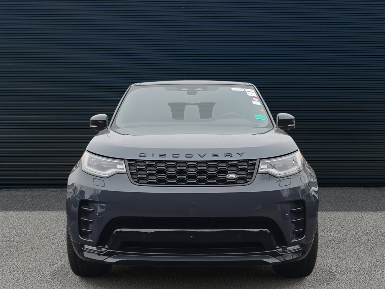 2025 Land Rover Discovery P300 Dynamic SE photo 2