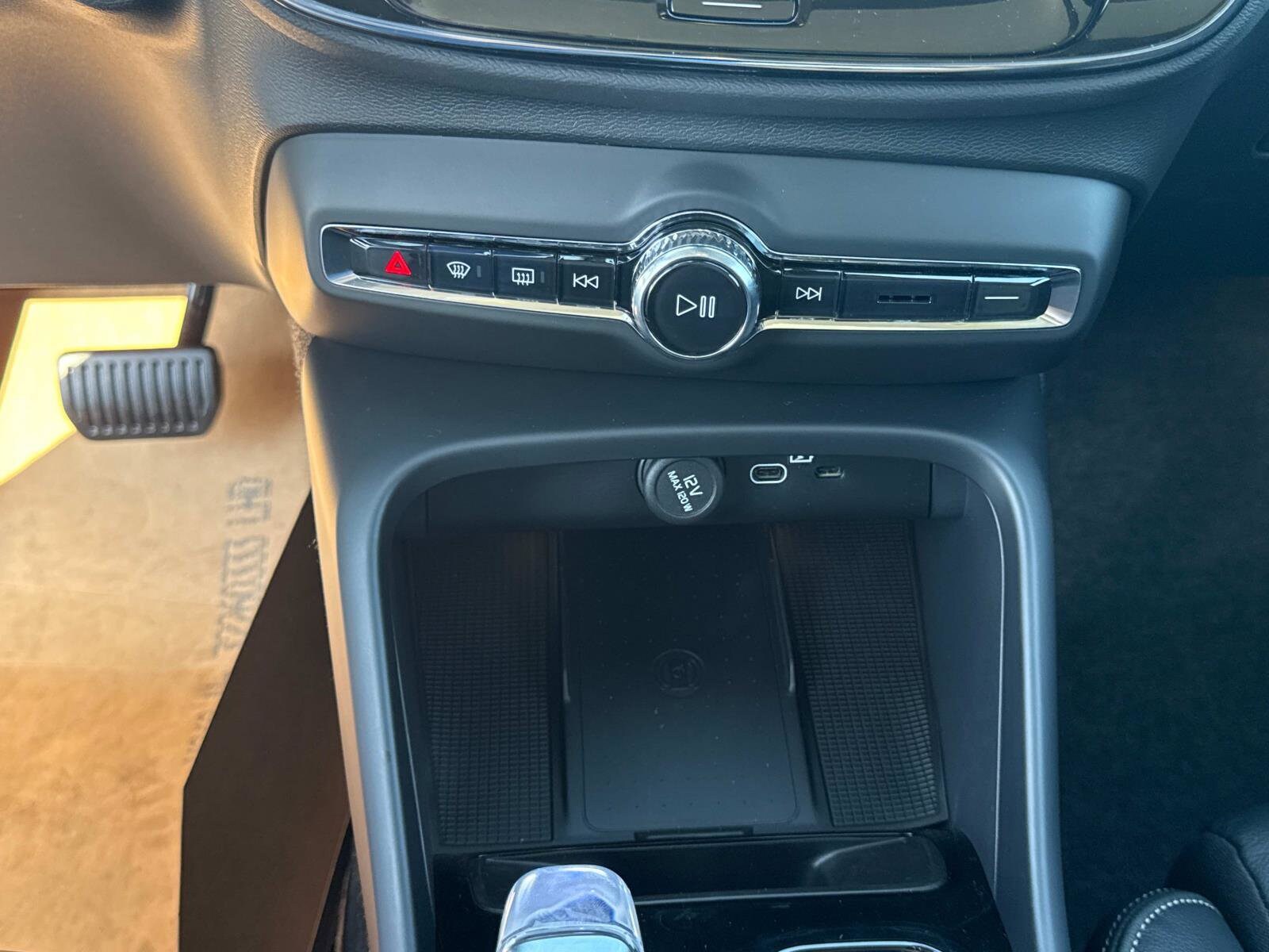 2026 Volvo XC40 Plus - Photo 24