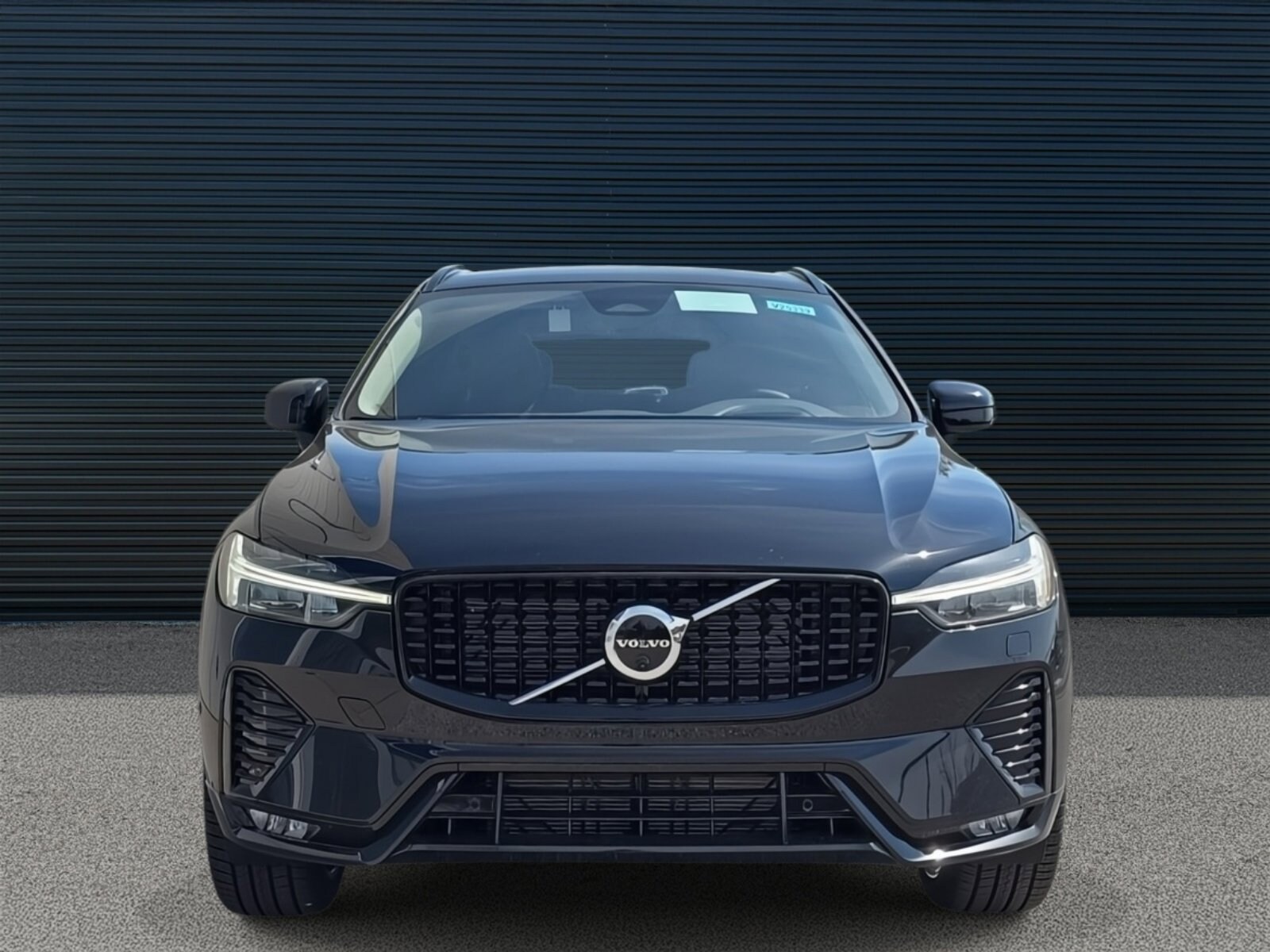 2025 Volvo XC60 B5 photo 2