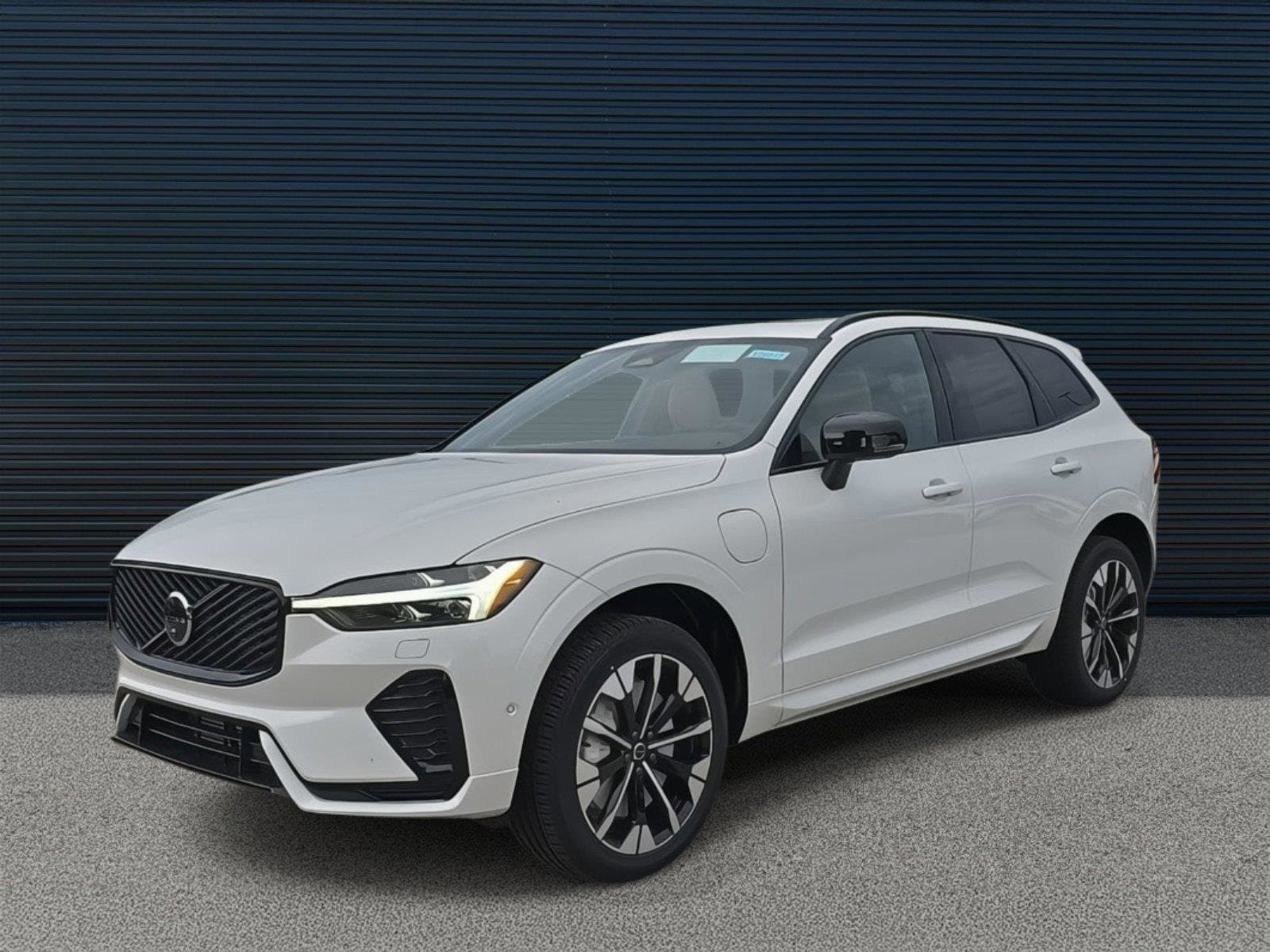 2026 Volvo XC60 Plus's photo