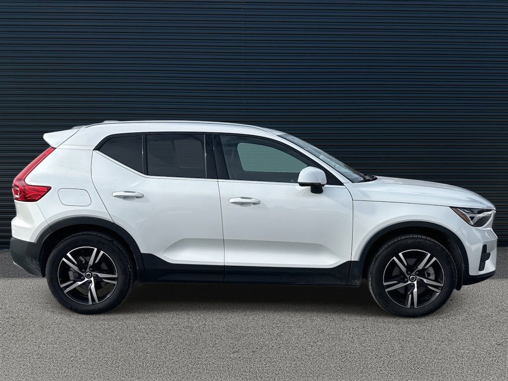 Certified 2025 Volvo XC40 Core Bright Theme B5 AWD Core Bright Theme