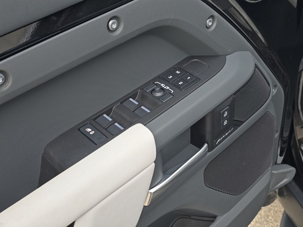 2025 Land Rover Defender S - Photo 11