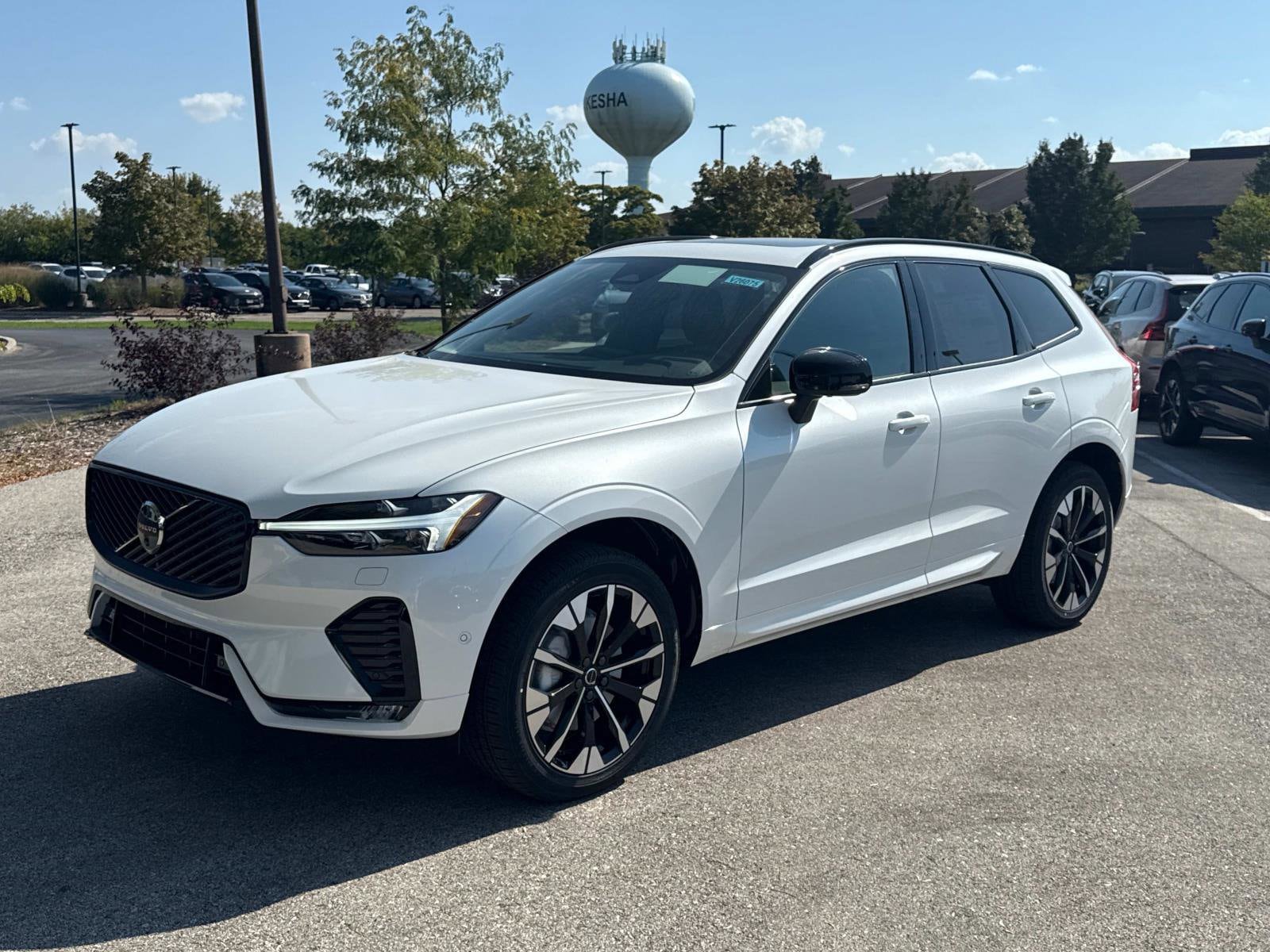 2026 Volvo XC60 Plus's photo