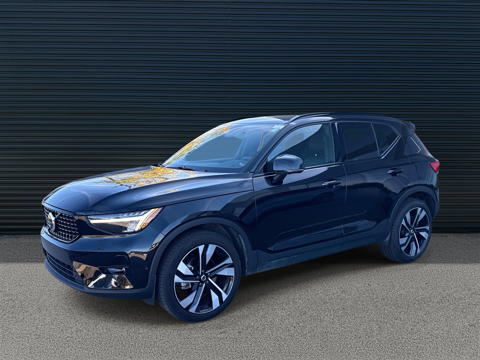 2025 Volvo XC40 B5 AWD Plus Dark Theme 