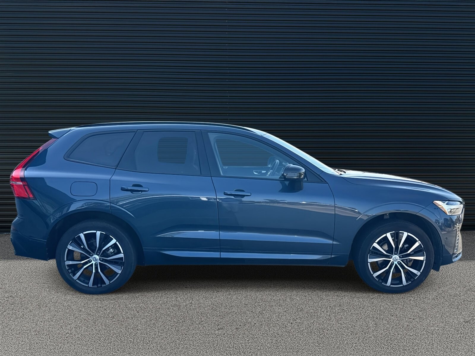 2025 Volvo XC60 B5 Plus photo 4