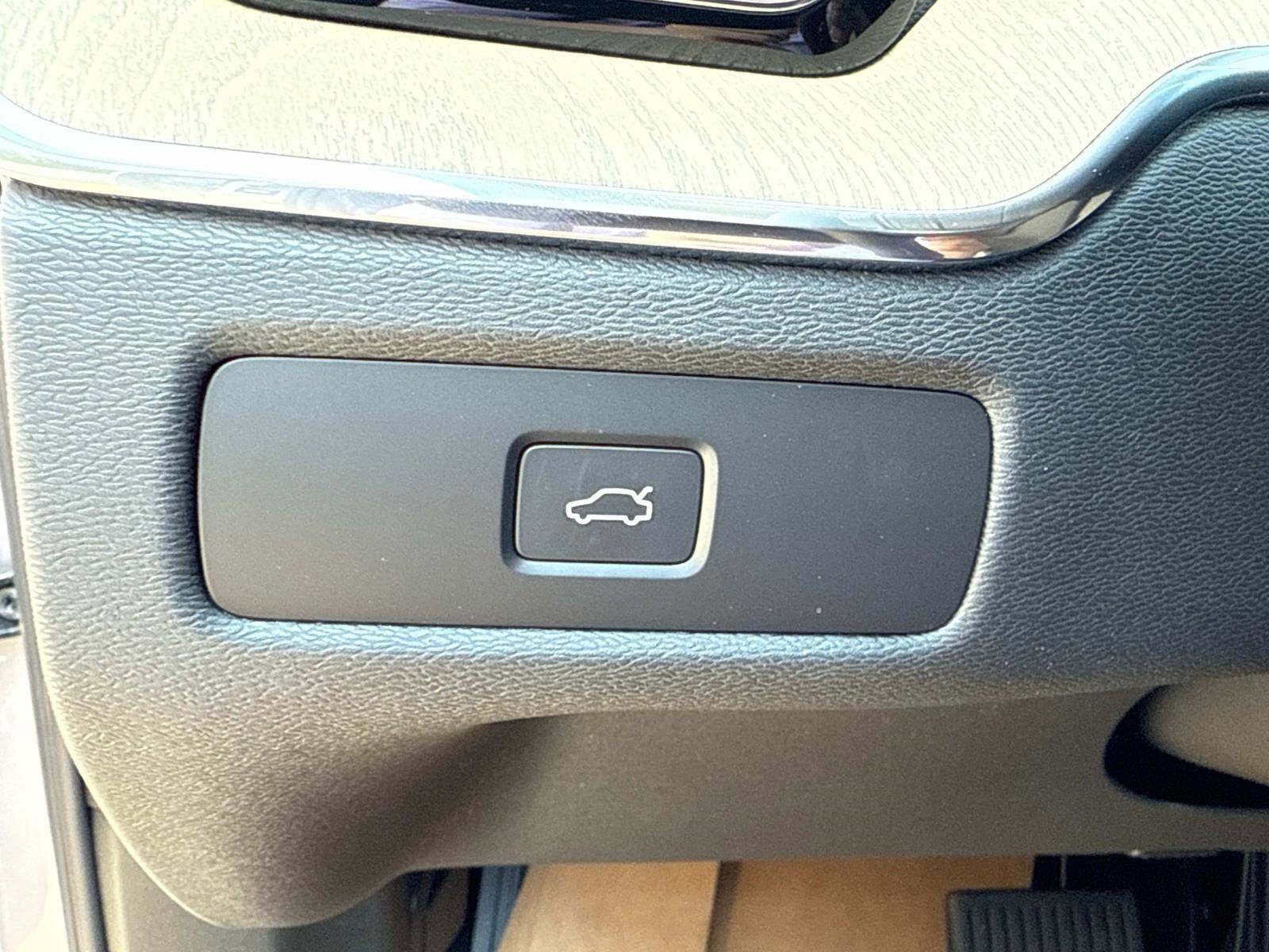2026 Volvo XC60 Plus - Photo 33