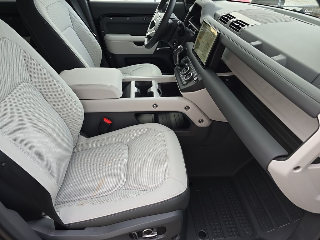 2025 Land Rover Defender S - Photo 7