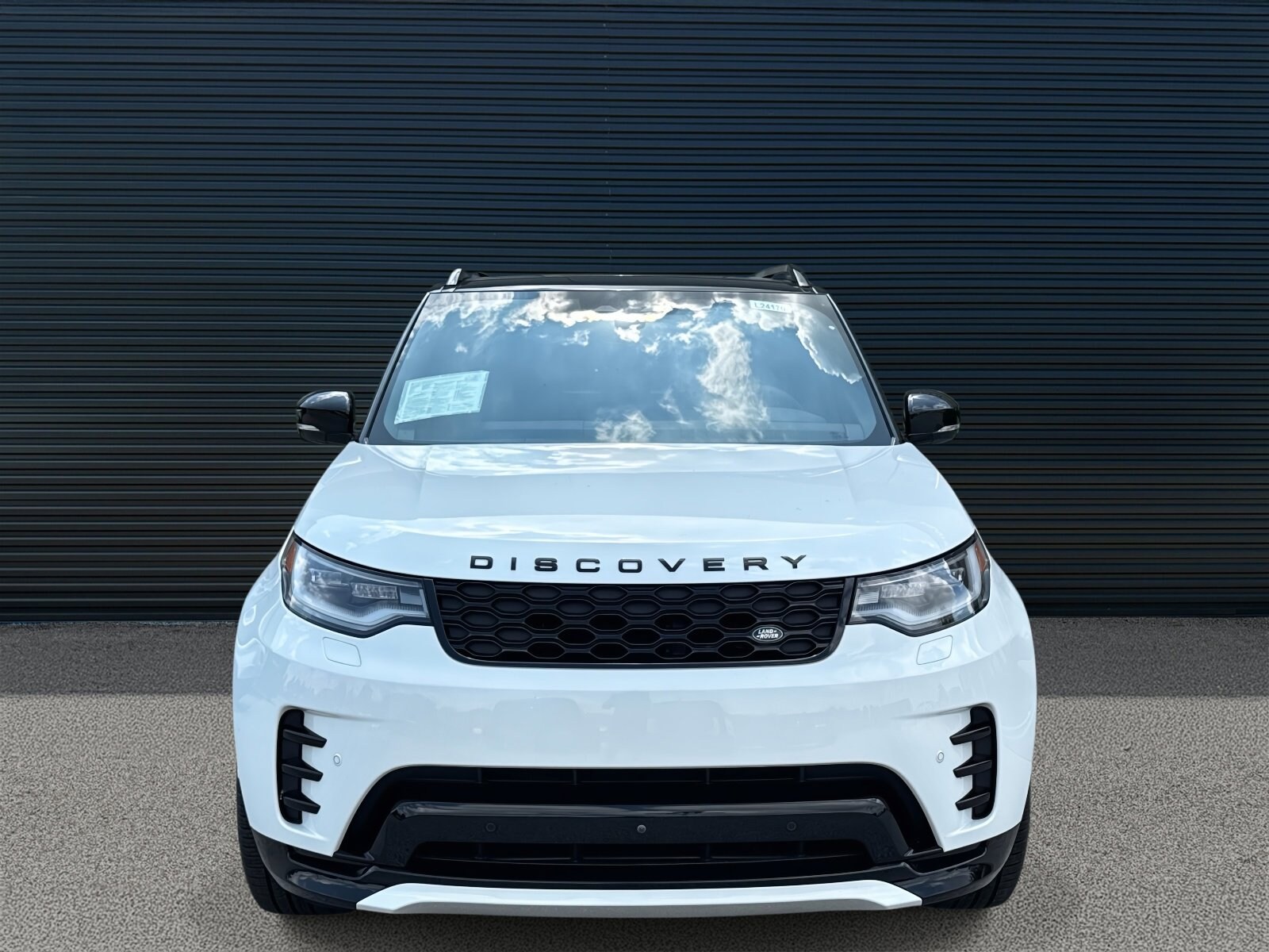 2024 Land Rover Discovery P300 Dynamic SE photo 2