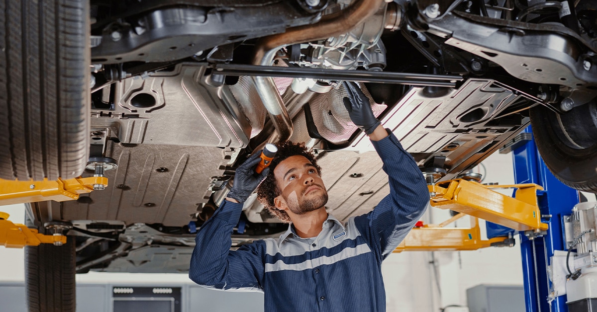 Volvo-Service-UnderTheCar-man2.png