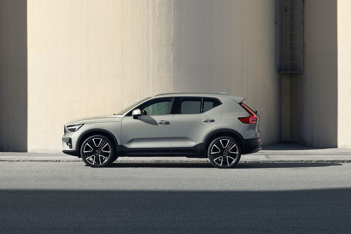 2024-volvo-xc40-side.png
