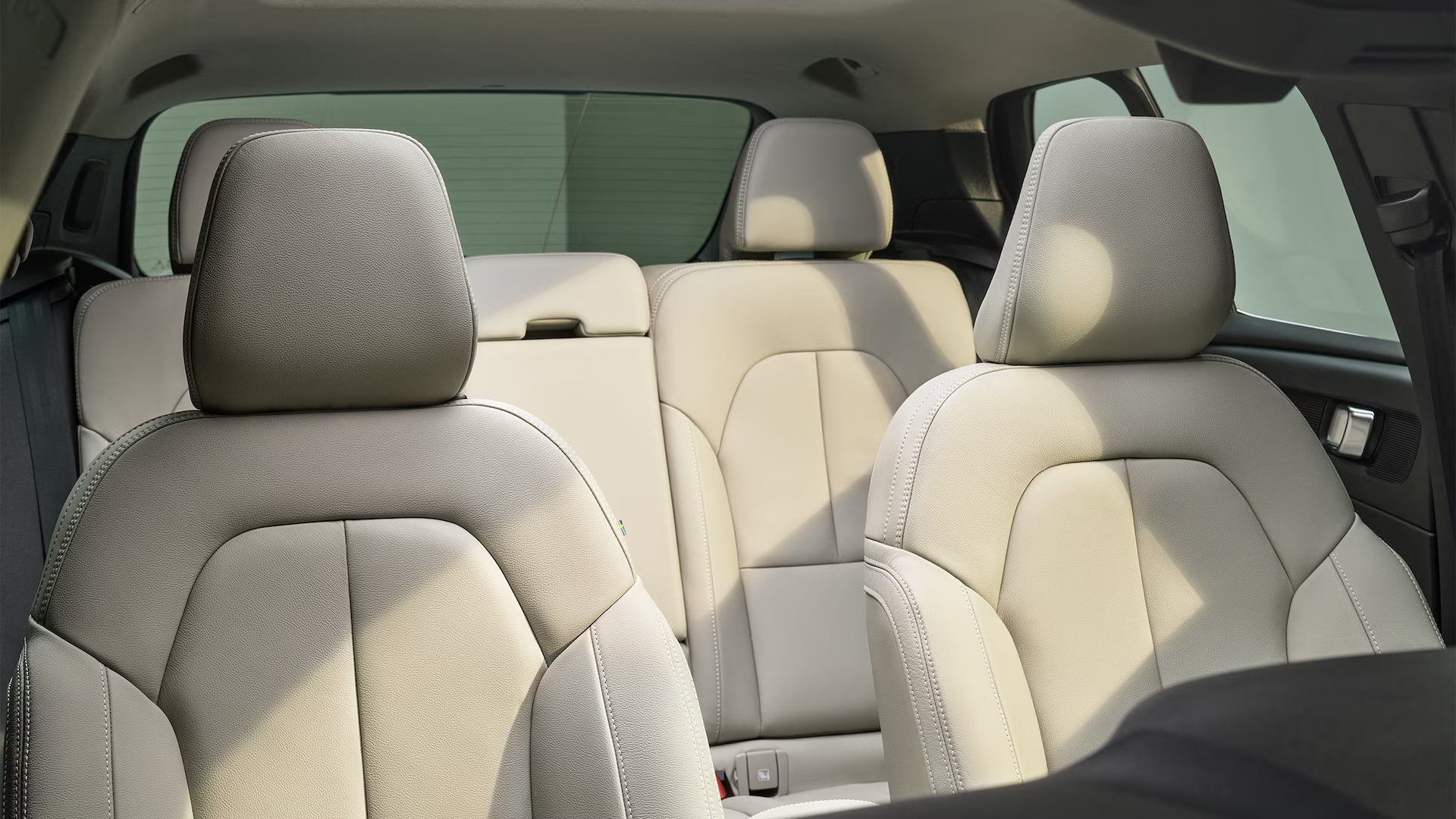 2024-volvo-xc40-seating-full.png
