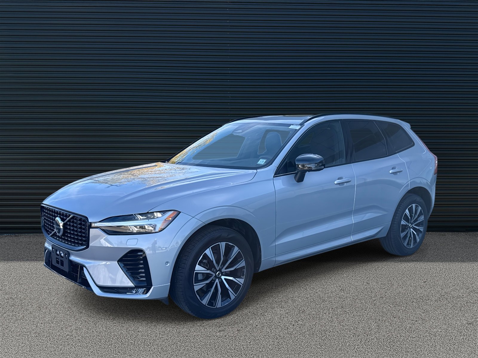 2023 Volvo XC60 B5 AWD Plus Dark Theme 