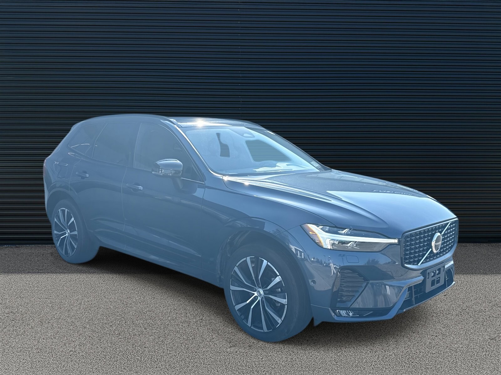 2025 Volvo XC60 B5 Plus photo 3
