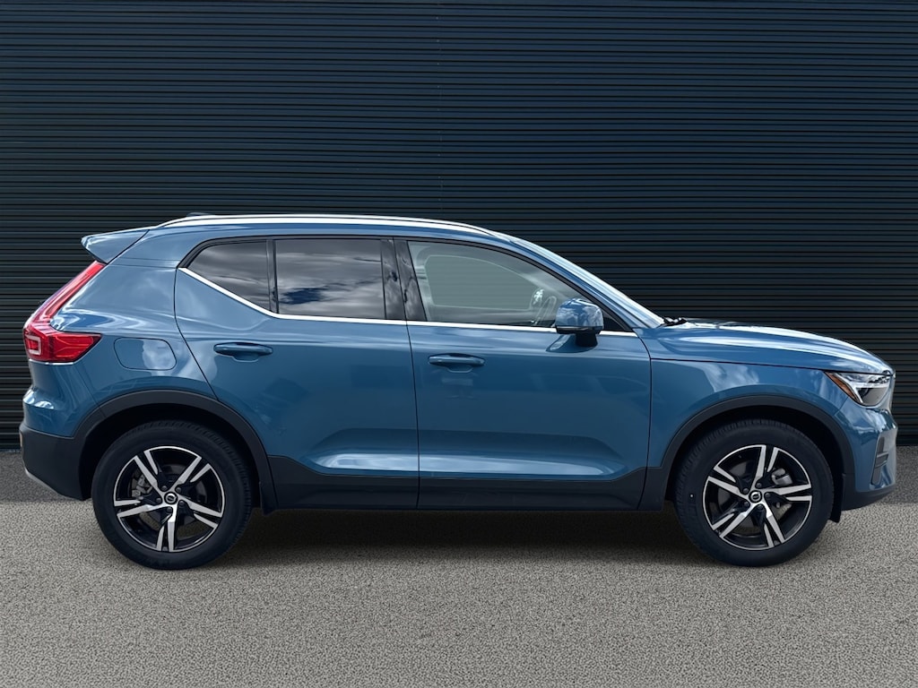 Certified 2025 Volvo XC40 Core Bright Theme B5 AWD Core Bright Theme