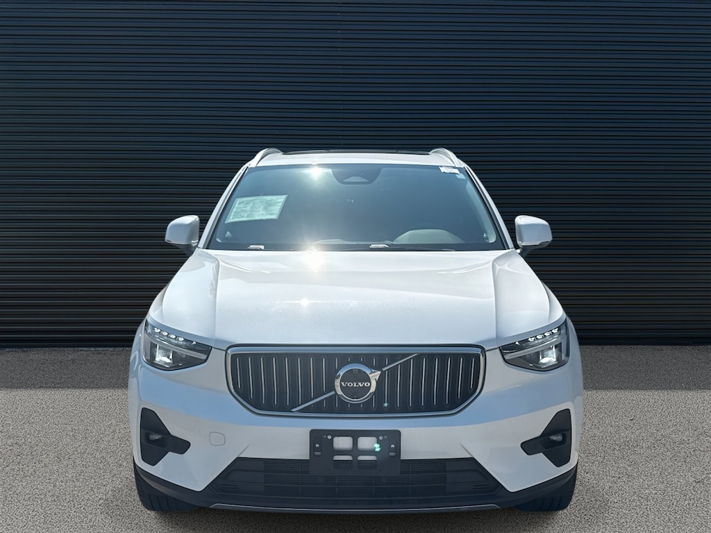 Certified 2025 Volvo XC40 Plus Bright Theme B5 AWD Plus Bright Theme