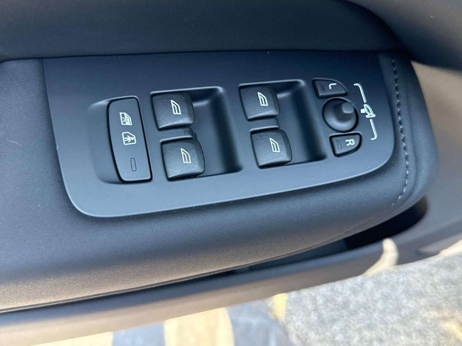 2026 Volvo XC60 Plus - Photo 19
