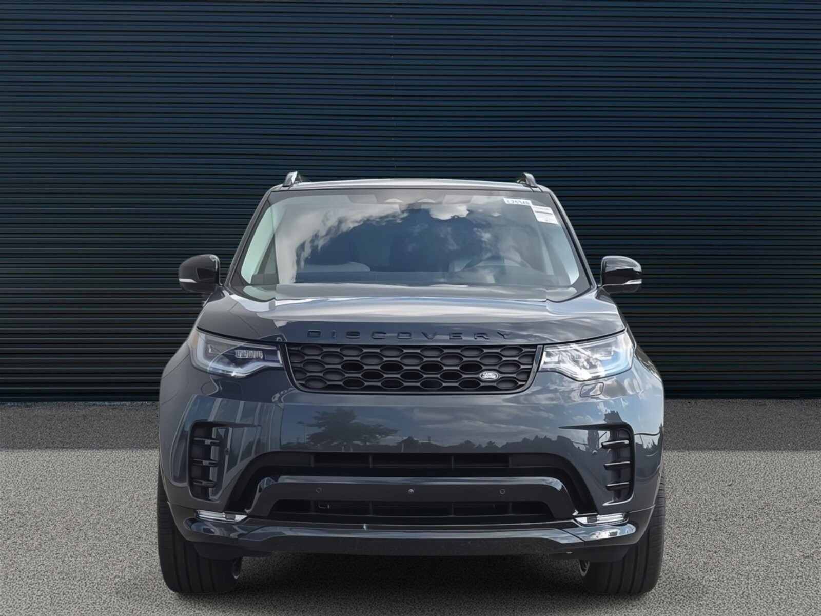 2025 Land Rover Discovery P300 Dynamic SE photo 2
