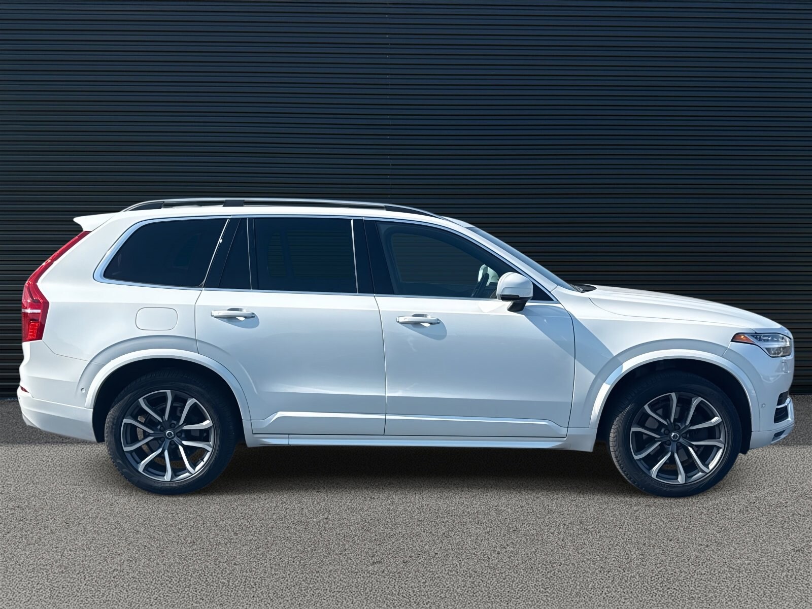 2018 Volvo XC90 T6 AWD Momentum photo 4