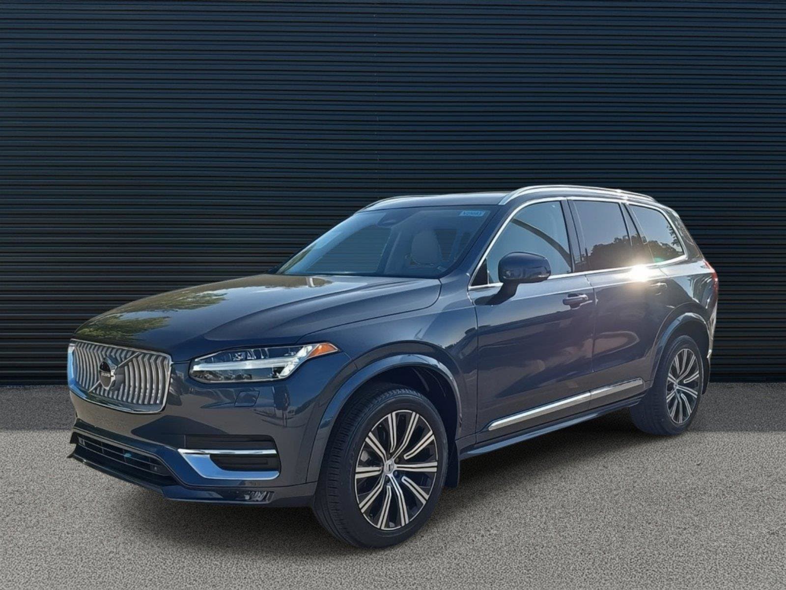 2025 Volvo XC90 Core's photo