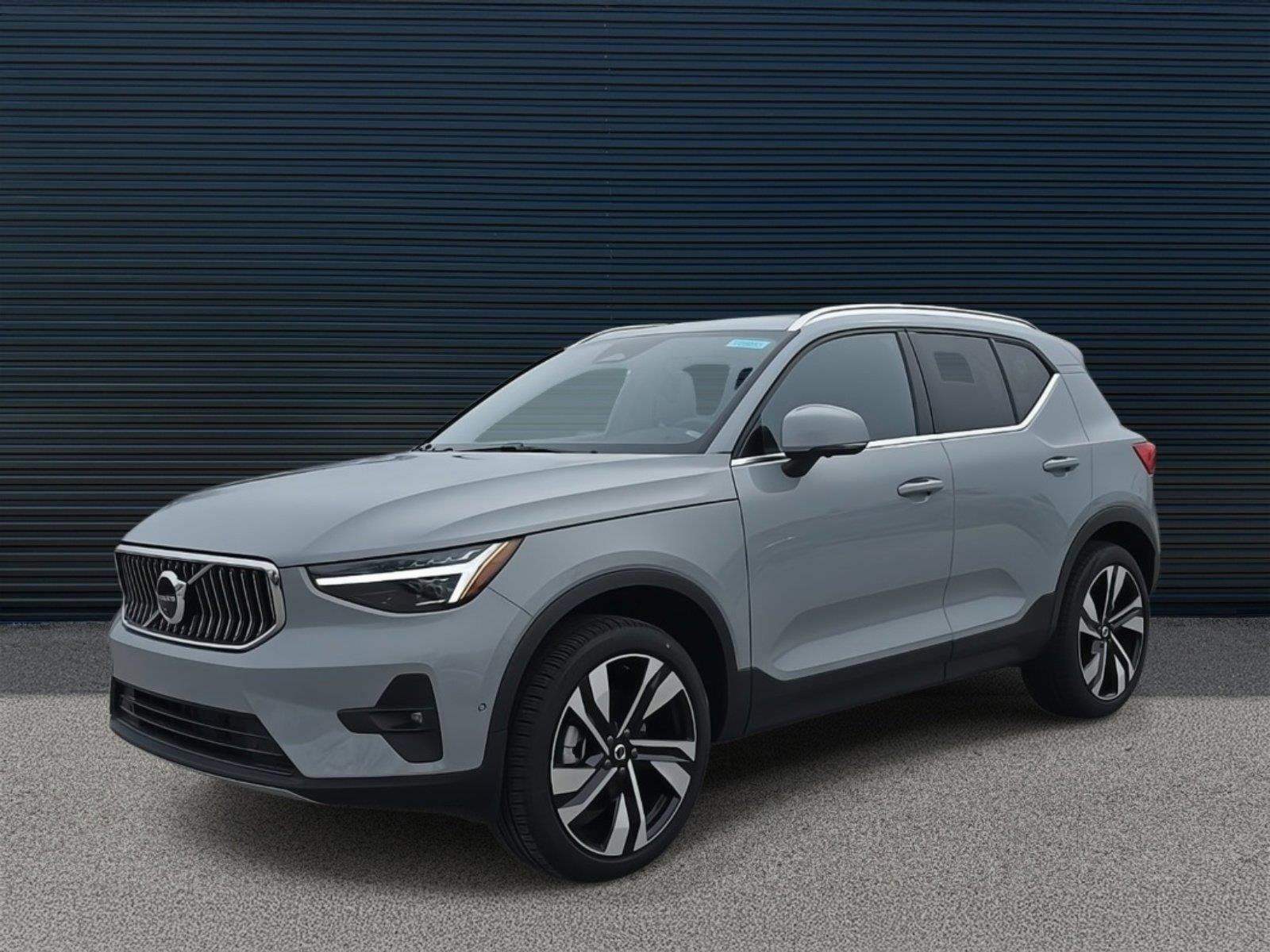 2025 Volvo XC40 Plus's photo